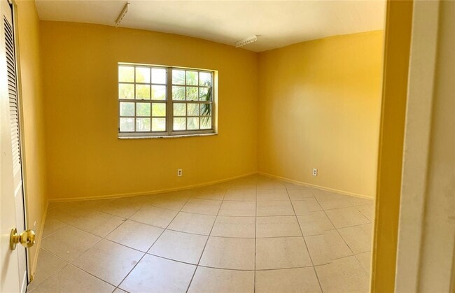 Building Photo - 1407 NE 56th St