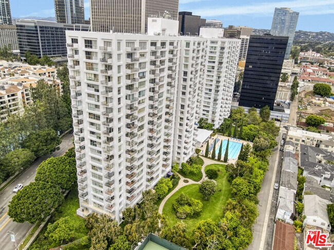 Building Photo - 2170 Century Pk E