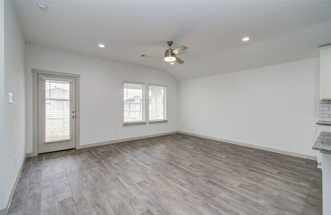 Building Photo - 10602 Great Basin Dr
