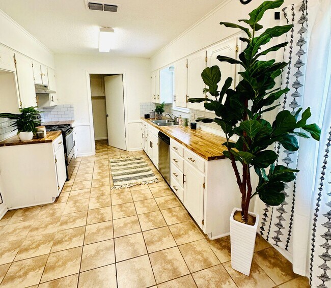 Building Photo - South Tyler! Beautifully Updated 3 Bedroom...