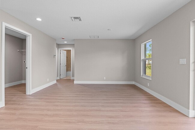 Building Photo - 5906 Hickory Dr