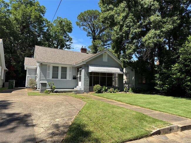 Building Photo - 2243 Winona Ave