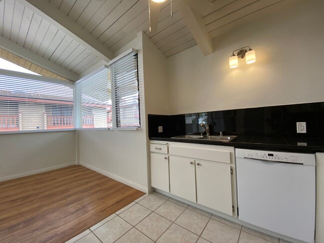 Building Photo - Lovely 2Bedroom, 2 Bathroom Condo!