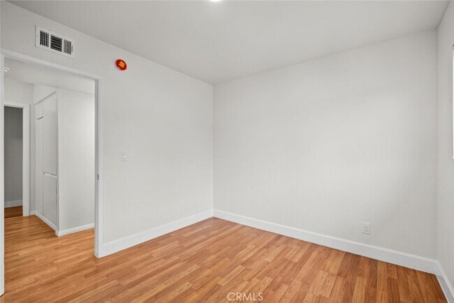 Building Photo - 13861 Vanowen St