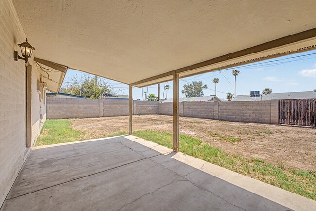 Building Photo - 921 E Campus Dr