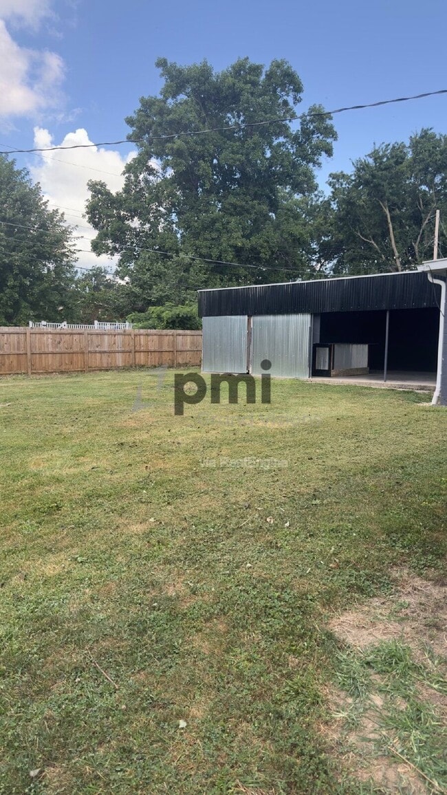 Building Photo - 1528 Division St