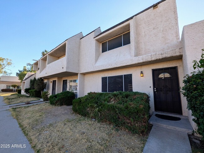 Building Photo - 2233 W Farmdale Ave