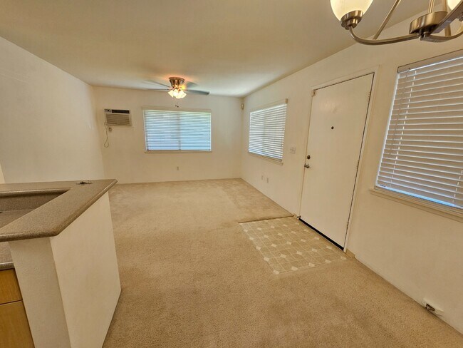 Building Photo - 2 Bed 1 Bath Condo 2 Parking ( Tandem parking right in front )
