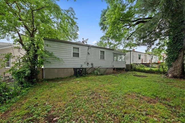 Building Photo - 2 bedroom Single Family Home with Fenced i...
