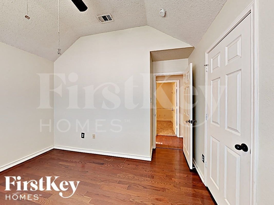 Building Photo - 516 Pineview Ln