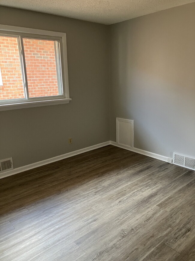 Building Photo - Available May 1!  Spacious 3 BR, 1.5 Bath in East Rochester