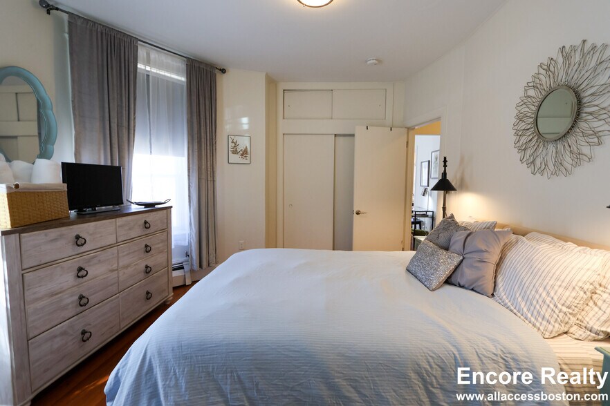 Building Photo - 1871 Beacon St