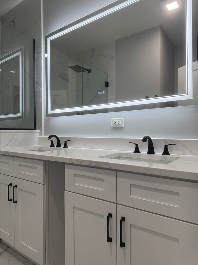 Building Photo - 7428 N Rogers Ave