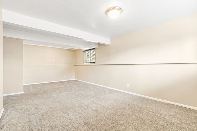 Building Photo - 1405 S Sierra Dr