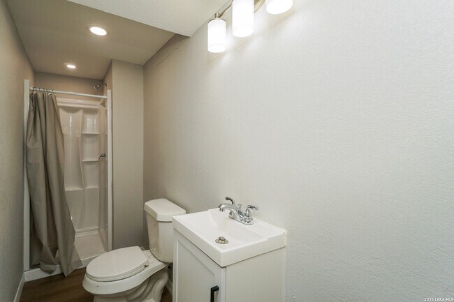 Building Photo - 614 N Sabinas St