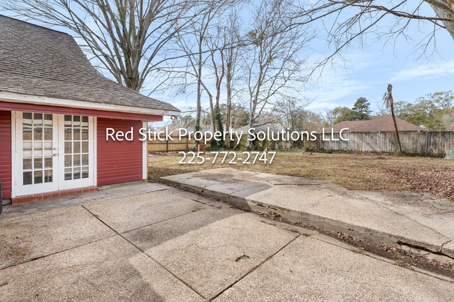 Building Photo - 3BR/2BA House with large yard close to PER...