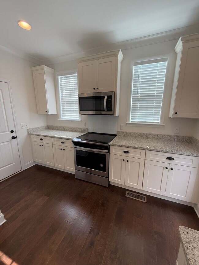 Building Photo - 3 Bedrooms + 2.5 Bath Renatal in East Brainerd