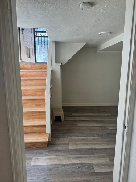 Building Photo - 3000 S Acoma St