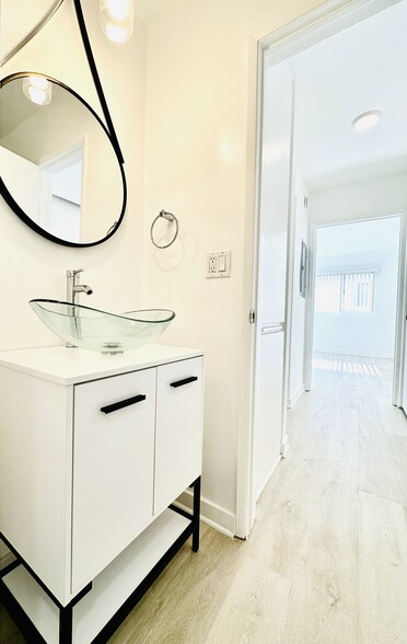 Building Photo - 2332 S Bentley Ave