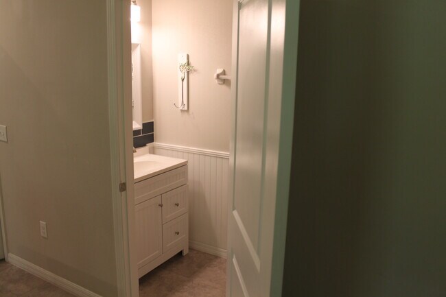 Building Photo - 10537 Lake Montauk Dr