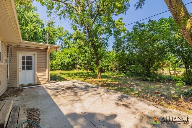 Building Photo - 1526 Jarvis Dr