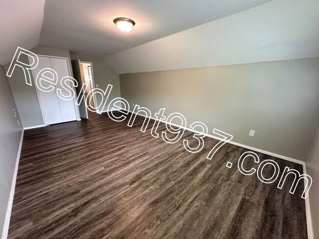 Building Photo - Newly Updated 4 Bed 2 bath home