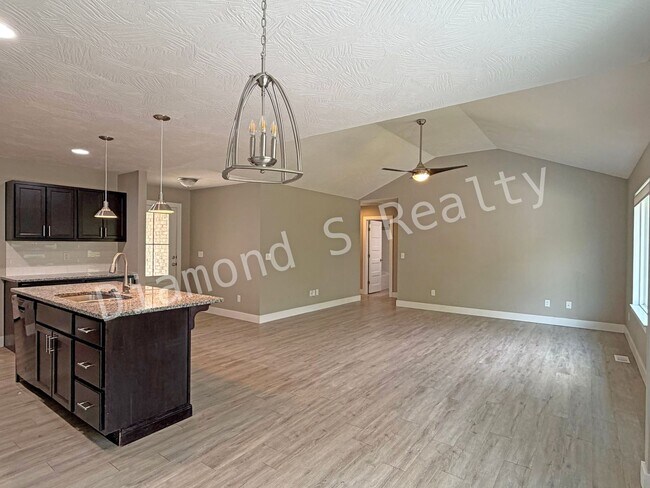 Building Photo - Stunning 3 Bedroom / 2 Bath Home in Nixa A...