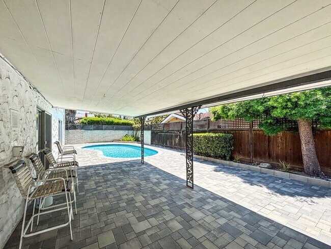 Building Photo - Charming & Spacious 4BD/3BA House in Allie...