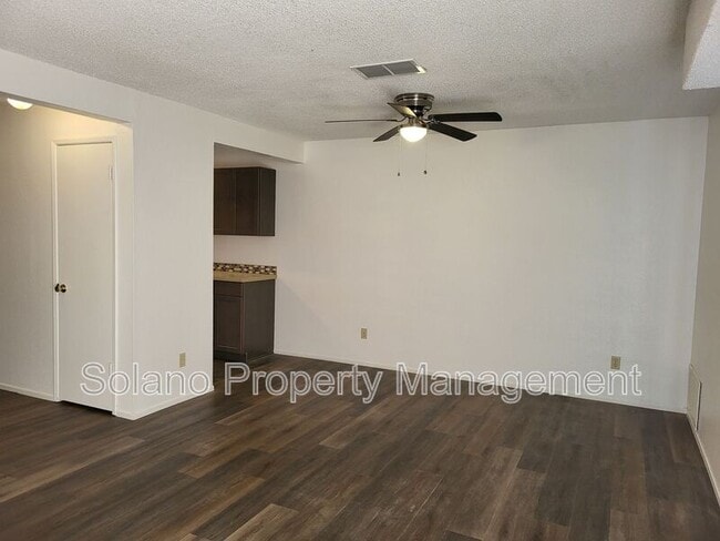 Building Photo - 1910 Grande Cir