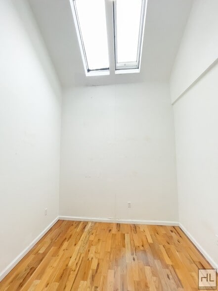 Building Photo - 3BR 1BA Skylit w/ Private Rooftop Terrace