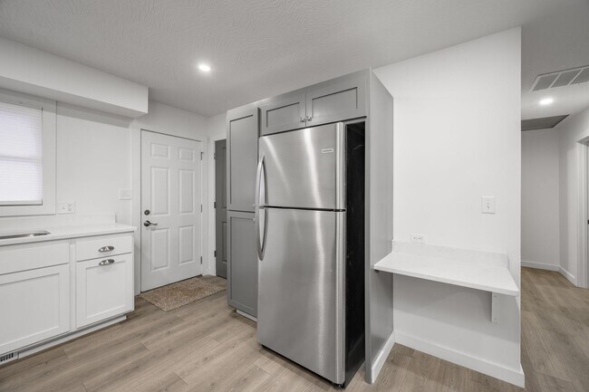 Building Photo - 3348 S Fairway Ave