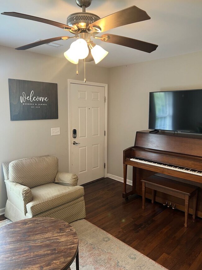 Building Photo - 3 bedroom/1 bathroom home in Central, SC