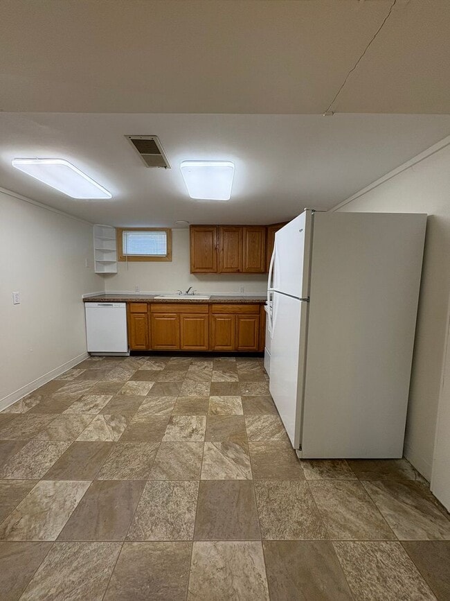 Building Photo - Centrally located 2 bed 1 bath upper level...