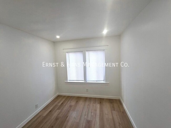 Building Photo - 1306 E Hellman St