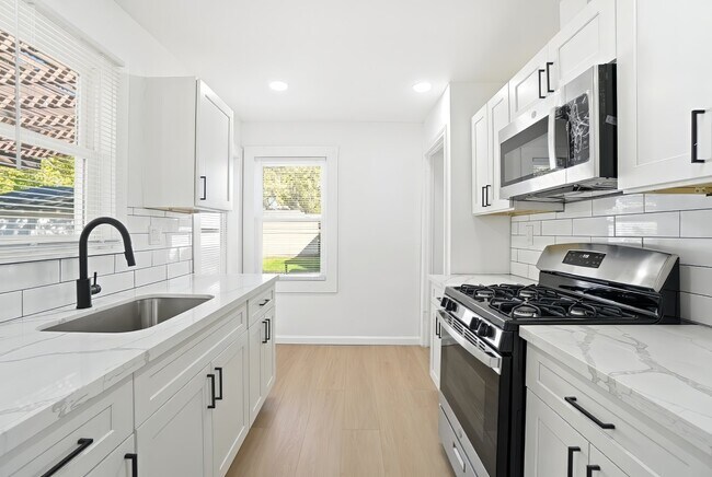 Building Photo - 509 N Rosedale Ave