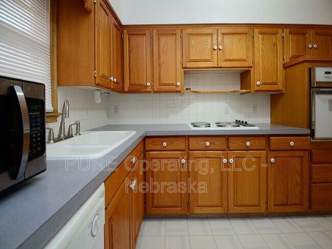 Building Photo - 3333 S 82nd St