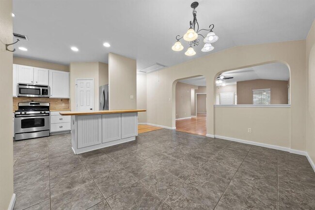 Building Photo - 298 Hogan
