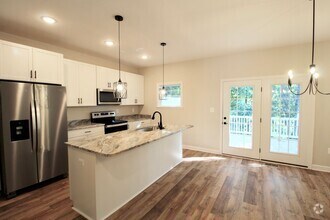 Building Photo - 3 level town home in popular Congers Creek...