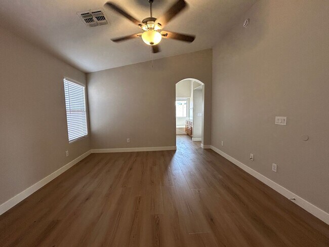 Building Photo - 434 E Chicory Pl