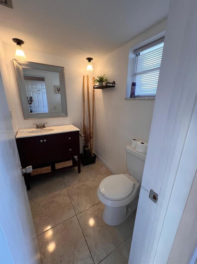 Building Photo - 1591 NE Miami Gardens Dr