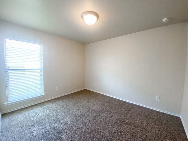 Building Photo - 3/2/2 Home in Windstone!