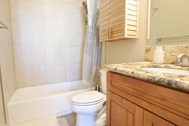 Building Photo - Beautiful and Modern 3 Bedroom 3.5 Bath Tr...