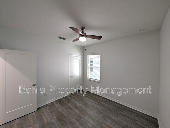 Building Photo - 1707 E Columbus Dr