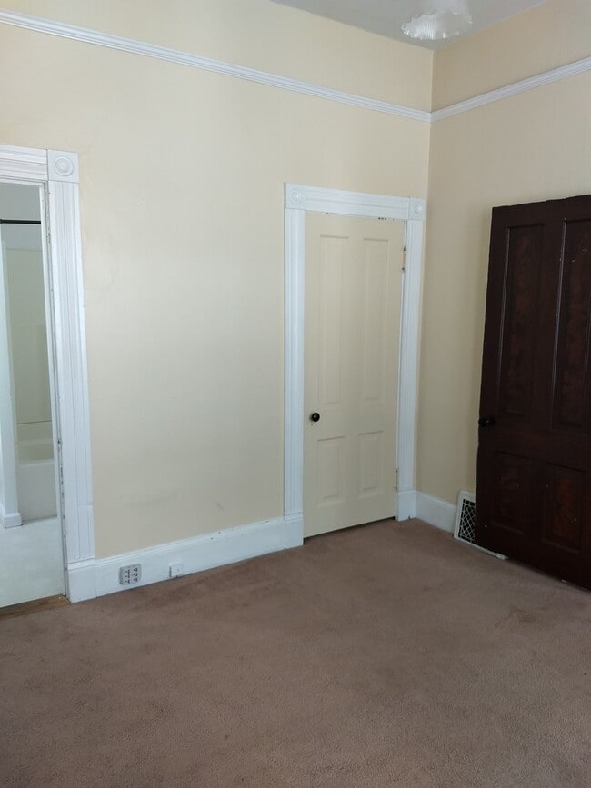 Building Photo - Two Bedroom Home! Fenced in yard! Pet Nego...