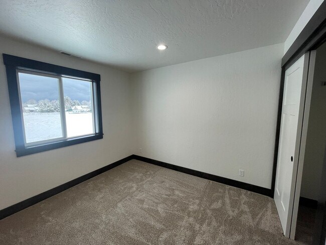 Building Photo - Brand New Hayden Townhome