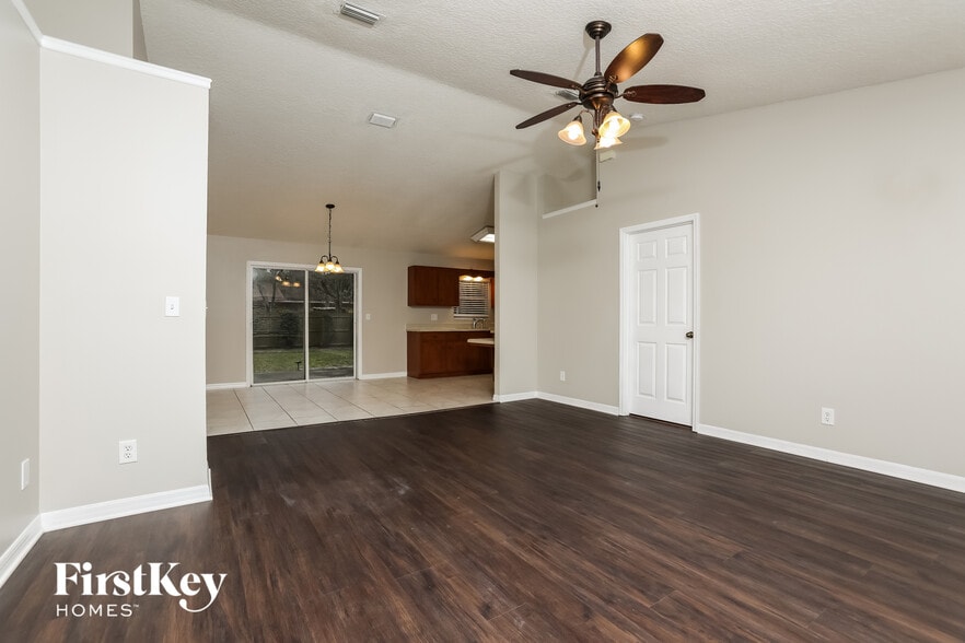 Building Photo - 2007 Juniper Dr