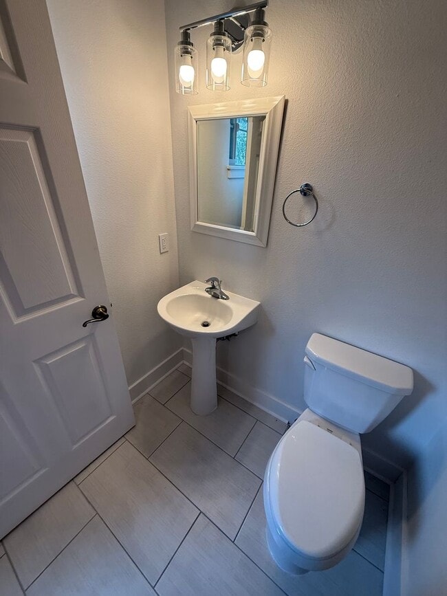 Building Photo - Beautiful 2 Bed/2.5 Bath Townhome on Bend's Westside - Shevlin Park Road