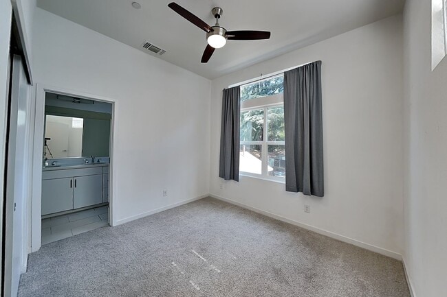 Building Photo - 392 Midstream Ln