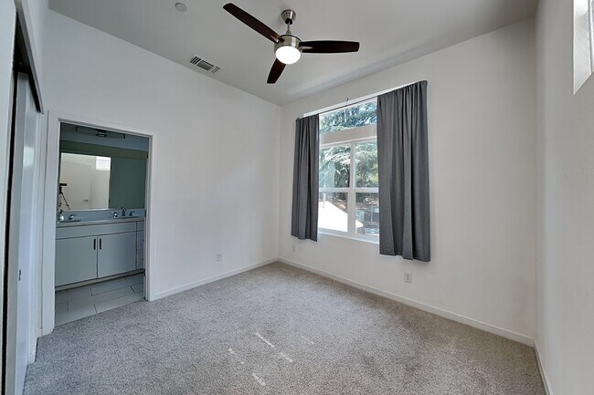 Building Photo - Stunning West Sac Condo