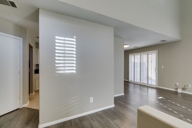 Building Photo - GORGEOUS HOME WITH TONS OF UPGRADES*GATED COMMUNITY WITH A COMMUNITY POOL*